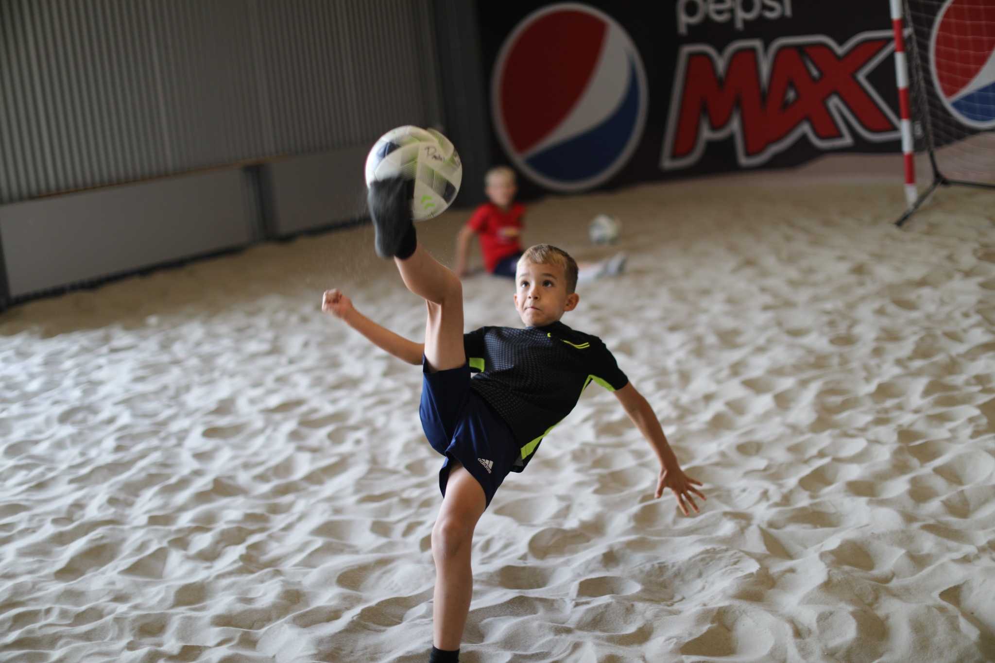 Dreng i sand, som laver saksespark